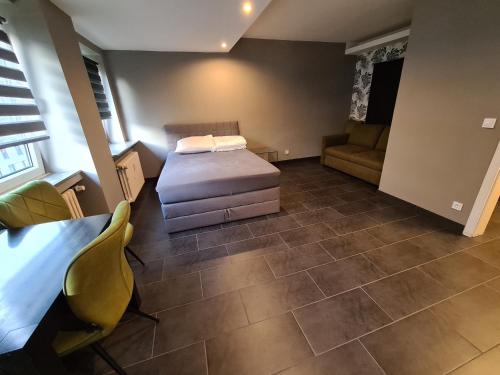- une chambre avec un lit, une table et des chaises dans l'établissement Center Apartment, à Essen