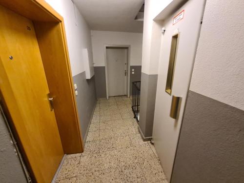 - un couloir avec du carrelage dans un immeuble de bureaux dans l'établissement Center Apartment, à Essen