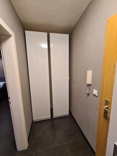 - un couloir avec une porte blanche dans une chambre dans l'établissement Center Apartment, à Essen