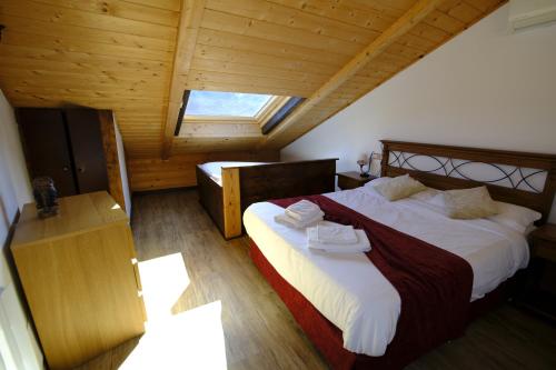 a bedroom with a large bed in a cabin at Balcon del Pirineo Rural Ordesa in Buesa