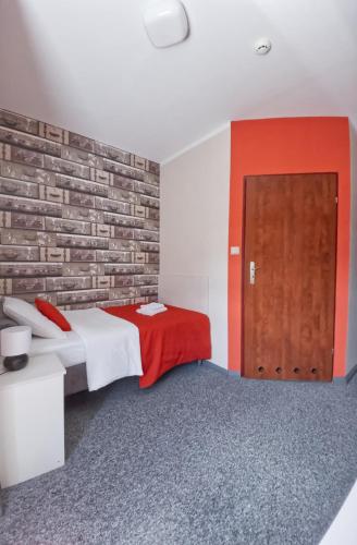 Una cama o camas en una habitación de Hotel Przystanek Torun