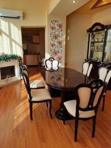 a dining room with a table and chairs at Casa Ovi și Simo in Haţeg
