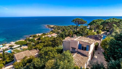 Photo de la galerie de l'établissement Superbe Villa, Incroyable vue mer, Piscine Chauffée, climatisée, à Sainte-Maxime