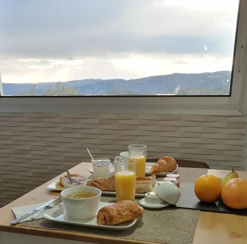 Opcje śniadaniowe w obiekcie LAPAUSEDEGOUT piscine table d'hôtes chambres climatisées terrasse ou patio