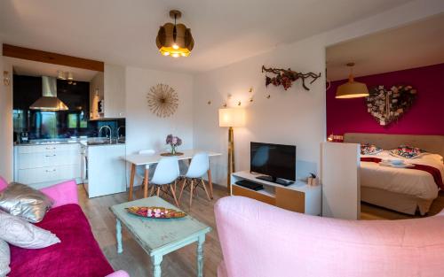 a living room with a bed and a kitchen and a living room at Balcon del Pirineo Rural Ordesa in Buesa