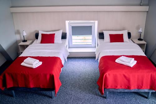 Una cama o camas en una habitación de Hotel Przystanek Torun