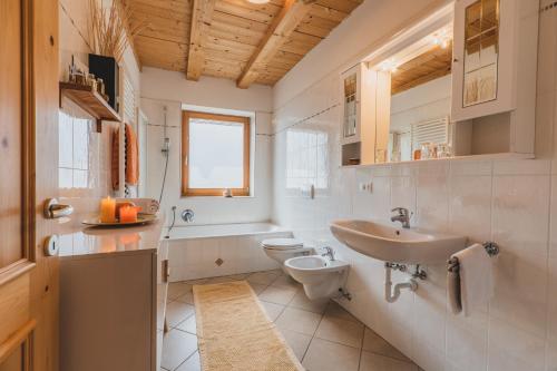 Kylpyhuone majoituspaikassa Ferienwohnungen Wiesbauer