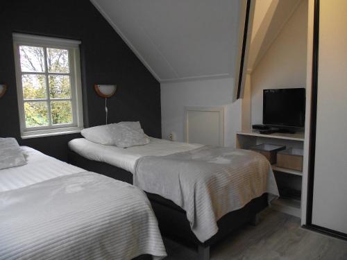 Een bed of bedden in een kamer bij B&B Landgoed Sonneborghe