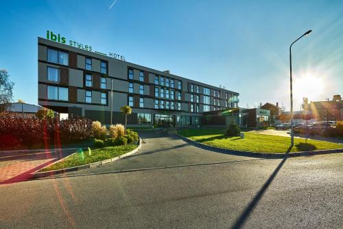 an empty street in front of a building at ibis Styles Nowy Targ in Nowy Targ