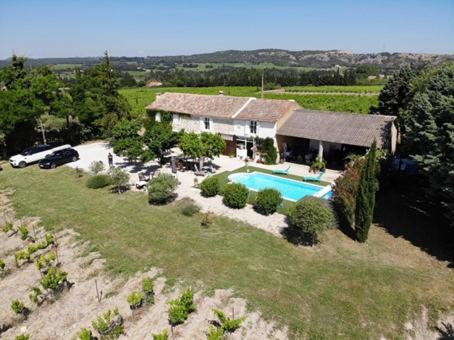 an aerial view of a house with a swimming pool at Appt 2 pieces dans Mas provençal in Roquemaure