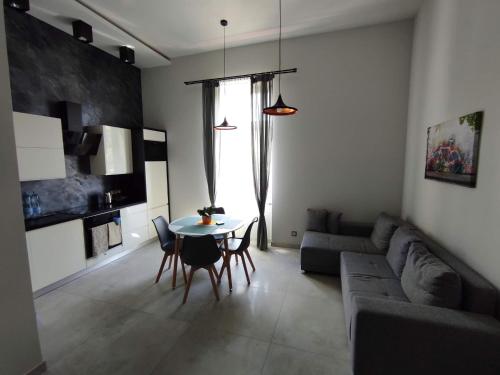 - un salon avec une table et un canapé dans l'établissement Apartament w stylu loft, à Jelenia Góra