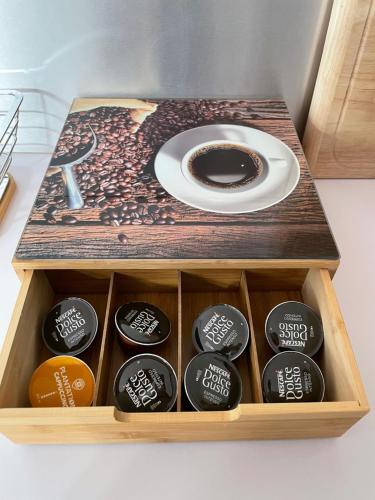 - une boîte en bois avec une tasse de café dans l'établissement Superbe LOFT centre-ville - Sauna - parking privé -Clim- 1 à 10personnes, à Brive-la-Gaillarde