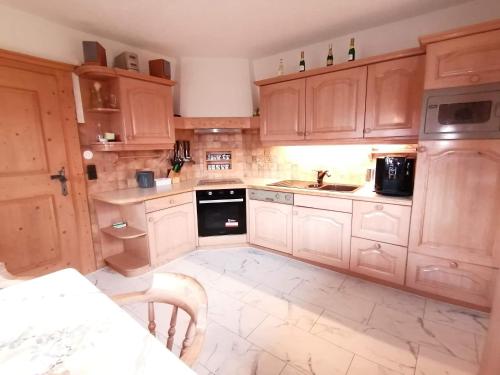 Η κουζίνα ή μικρή κουζίνα στο Apartmenthaus PARADISE