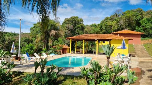 a resort with a swimming pool and a gazebo at Pousada Encanto da Mata - Ecológica in Caconde