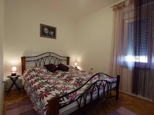 Apartment Lovre Zadar tesisinde bir odada yatak veya yataklar
