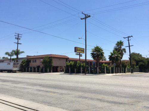 uma rua vazia com um sinal para um motel em Paradise Inn em Montebello