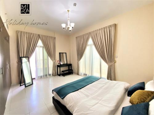 een slaapkamer met een bed en een groot raam bij Spacious one bedroom in Al Jadaf - 5 min to metro in Dubai