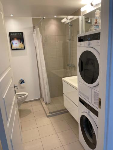 y baño con lavadora y secadora. en CITY LUX APARTMENT, 2 FULL BATHROOMs, 3v, en Copenhague