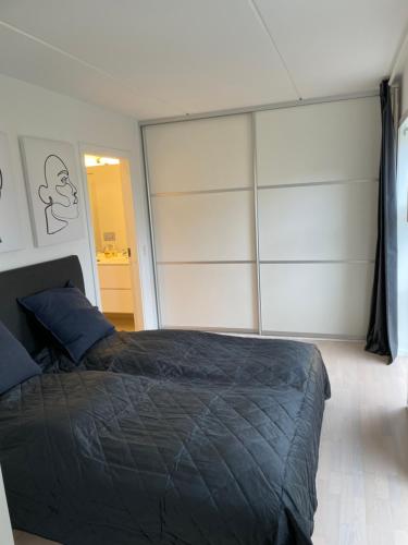 um quarto com uma cama e portas de vidro deslizantes em CITY LUX APARTMENT, 2 FULL BATHROOMs, 3v em Copenhague