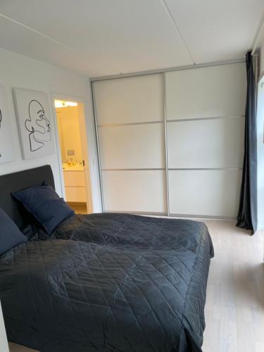 Postel nebo postele na pokoji v ubytování CITY LUX APARTMENT, 2 FULL BATHROOMs, 4th