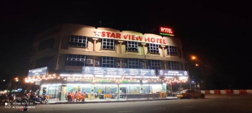 een sterrenhotel wordt 's nachts verlicht bij Starview Hotel in Lumut