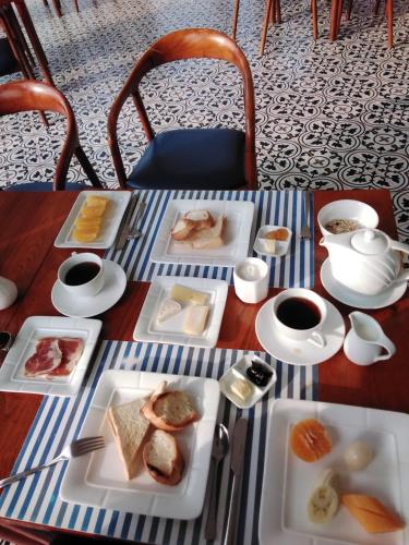 Una mesa con platos de comida encima. en Koh Ker Hotel and Restaurant, en Phumĭ Mréch