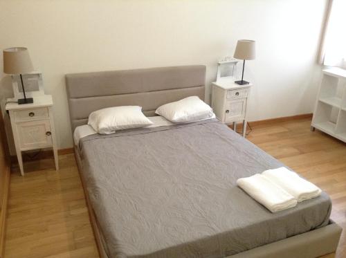um quarto com uma cama com duas almofadas em Ramalho Apartments T3 Cidade Ponta Delgada em Ponta Delgada