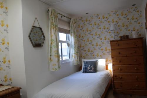 Gallery image of Large cottage, 3 beds all en-suite, small village location overlooking Mousehole in Penzance