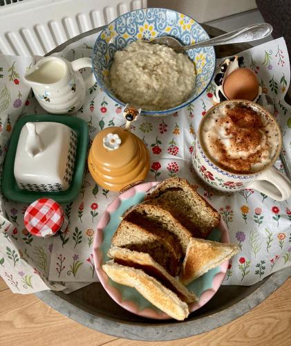 a table with a plate of bread and a bowl of oatmeal at Gráisín in Kilkenny