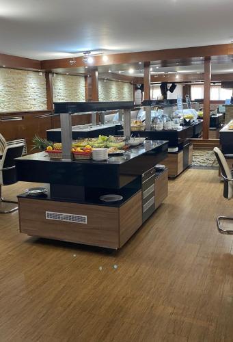 una fila di buffet con cibo esposto in un ristorante di Apartman M&S - Zoned 2 a Kopaonik