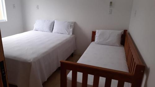 เตียงในห้องที่ Apto 1 quarto em Laguna SC a 10 min da praia mar grosso - 101