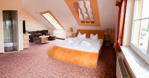 A bed or beds in a room at Hotel am Uckersee