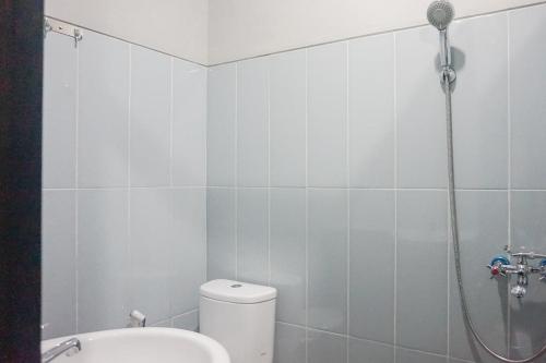 Koupelna v ubytování RedDoorz Plus @ Kalpataru