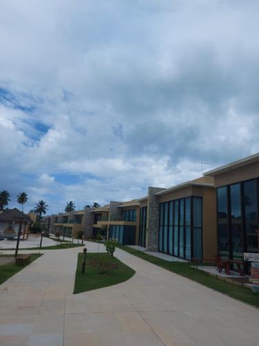 eine Reihe von Gebäuden auf einem College-Campus in der Unterkunft Curta Milagres 31,condominio Morada do Toque in São Miguel dos Milagres