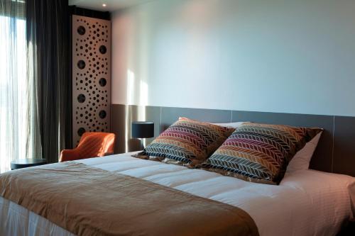 a bedroom with a large bed and a large window at Bridges Villas Barooga in Barooga