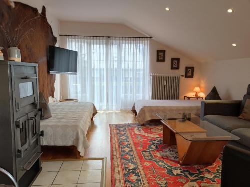 ein Wohnzimmer mit 2 Betten und einem Sofa in der Unterkunft Ferienwohnung Imberger Horn - Sonthofen in Sonthofen