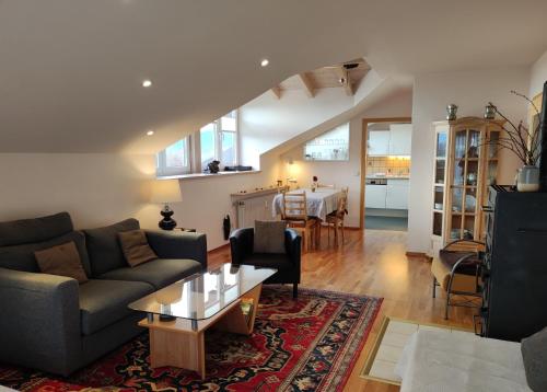 ein Wohnzimmer mit einem Sofa und einem Tisch in der Unterkunft Ferienwohnung Imberger Horn - Sonthofen in Sonthofen