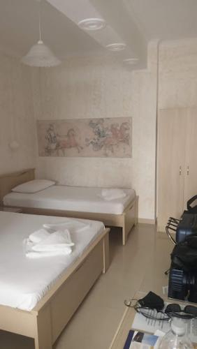 a room with two beds in a room at Sweet Home in Karterados