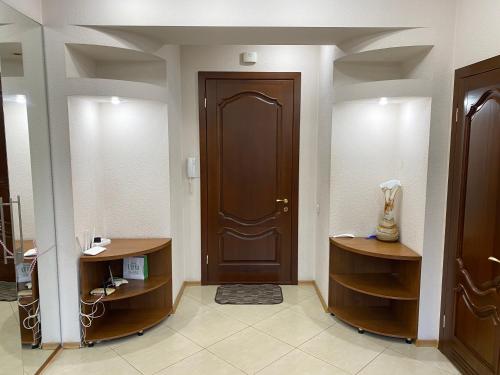 a hallway with a wooden door in a building at Видові апартаменти з джакузі в самому центрі in Dnipro