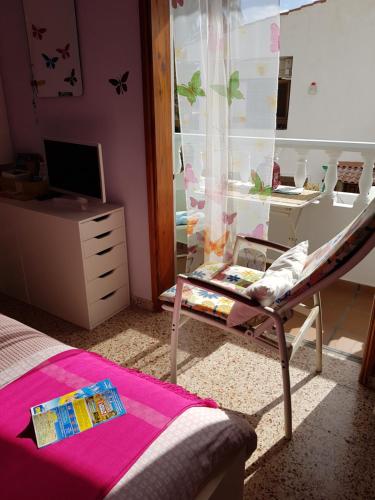 1 dormitorio con 1 cama y escritorio con ordenador en THE DRAGONFLY Private Loft 100m Beach, en Candelaria