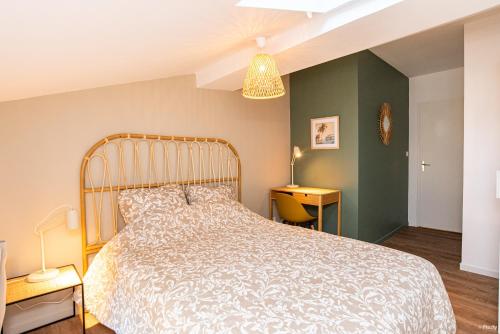 מיטה או מיטות בחדר ב-LE DUPLEX - T6 COEUR DE ViLLE