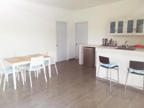 eine Küche und ein Esszimmer mit Tisch und Stühlen in der Unterkunft La CASA AZUL - Das blaue Haus - The blue house in Las Galeras
