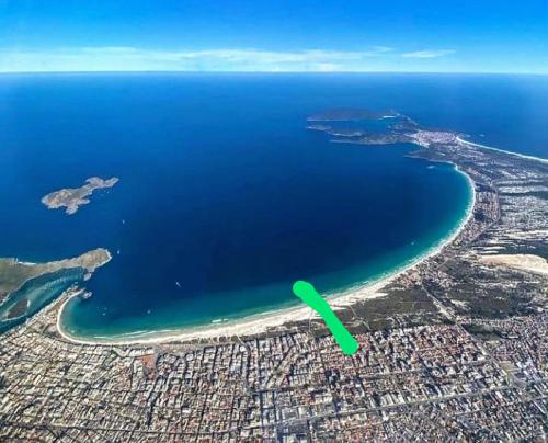 an aerial view of the ocean with a green arrow at Dubai residência in Cabo Frio
