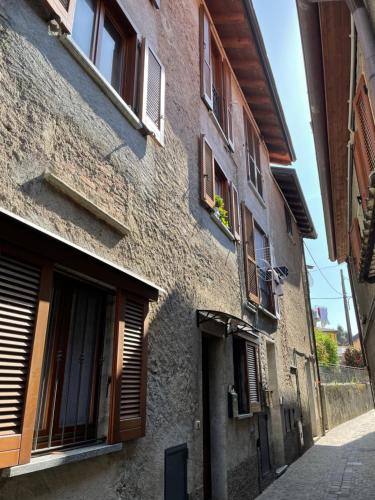 an alley in an old building with windows at La Casa Sul Sasso In town serviced accommodations in Dervio