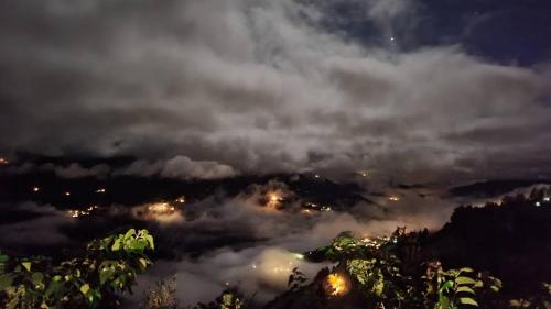a view of a city in the clouds at night at 桃山渡假農場 in Hualing