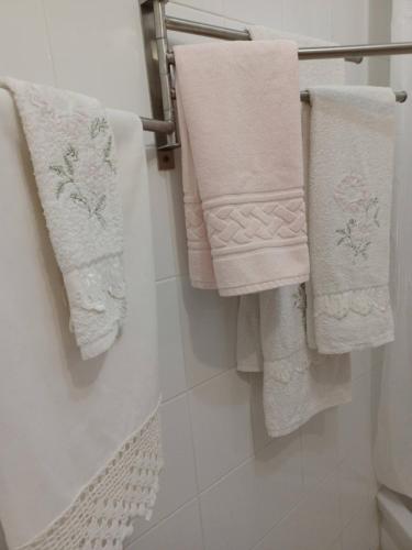 モンタレーグレにあるCasa do Palheiroのバスルーム(白いタオルがラックに掛けられています)