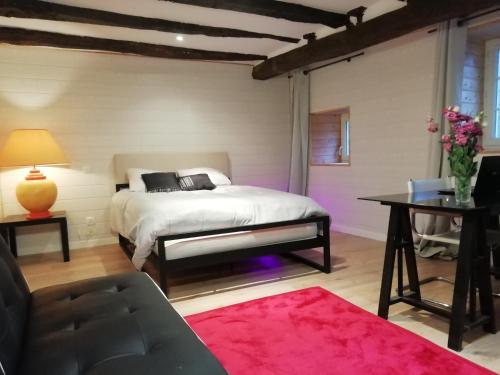 Een bed of bedden in een kamer bij L'éden Quercynois