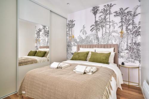 パリにあるNEW Eiffel Tour ! Splendid Apartments in the Heart of Parisのベッドとタオル2枚のある寝室