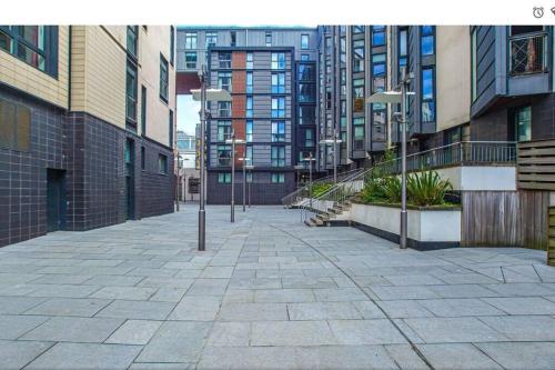 an empty street in a city with tall buildings at Oswald Apartment - Glasgow City Centre in Glasgow
