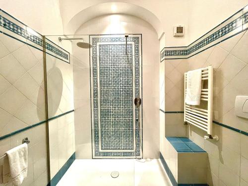 ミノーリにあるBraschi Amalfi Dreamsのバスルーム(ガラスドア付きのシャワー付)